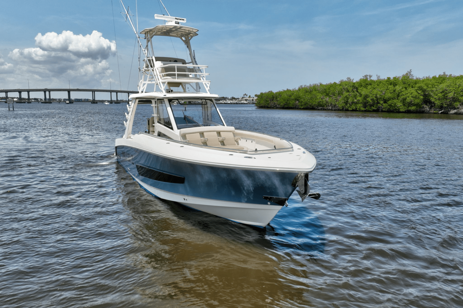 Slide: The Image of Boston Whaler 420 OUTRAGE 2020 - 48