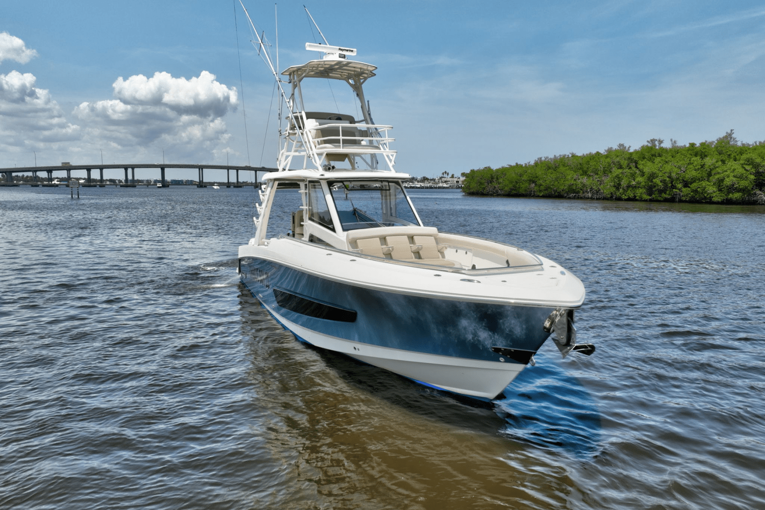 Slide: The Image of Boston Whaler 420 OUTRAGE 2020 - 49