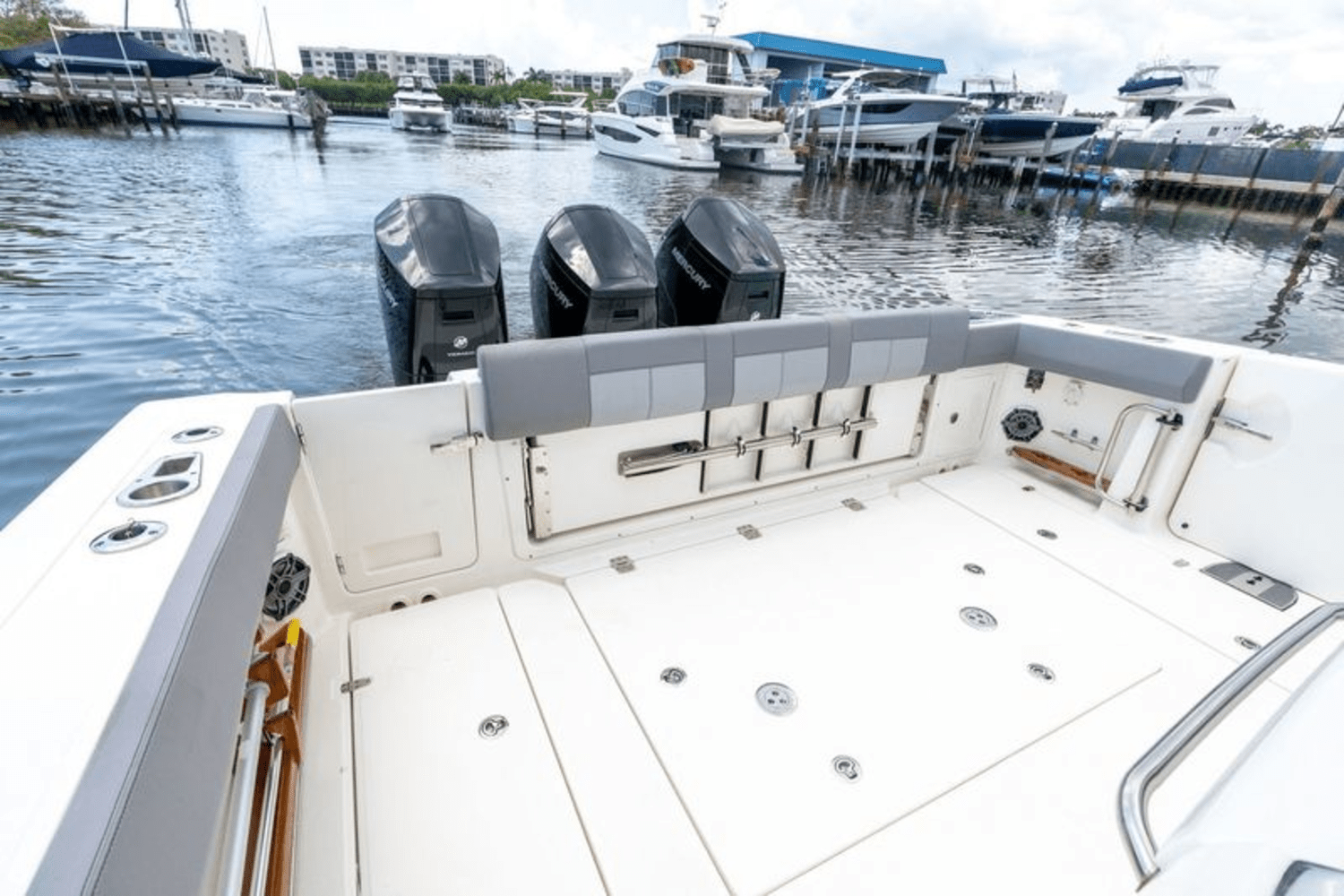 Slide: The Image of Boston Whaler 420 OUTRAGE 2023 - 10