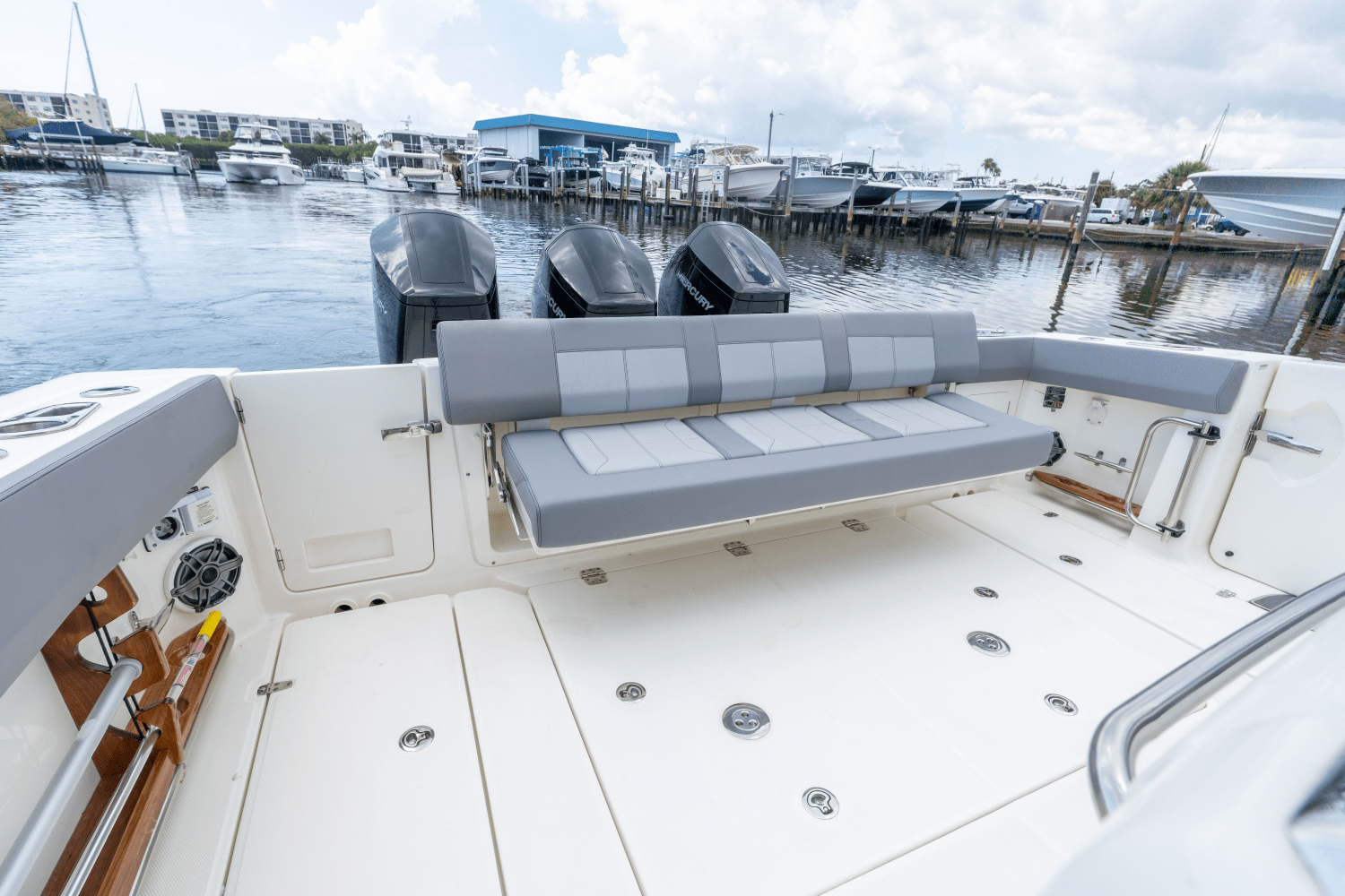 Slide: The Image of Boston Whaler 420 OUTRAGE 2023 - 11