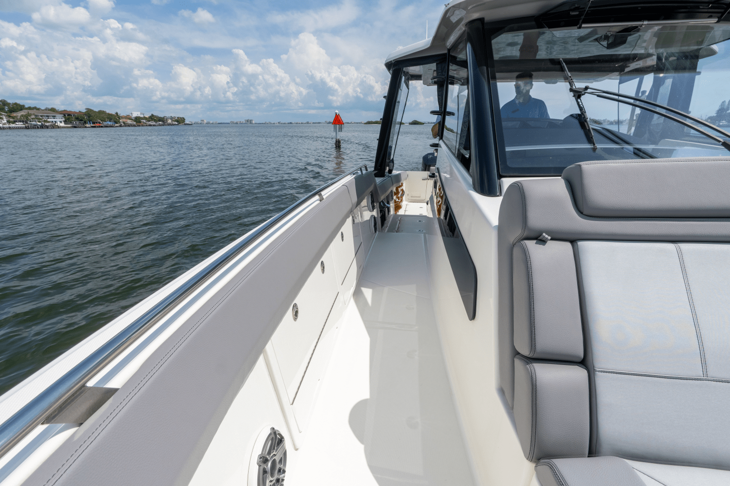 Slide: The Image of Boston Whaler 420 OUTRAGE 2023 - 16