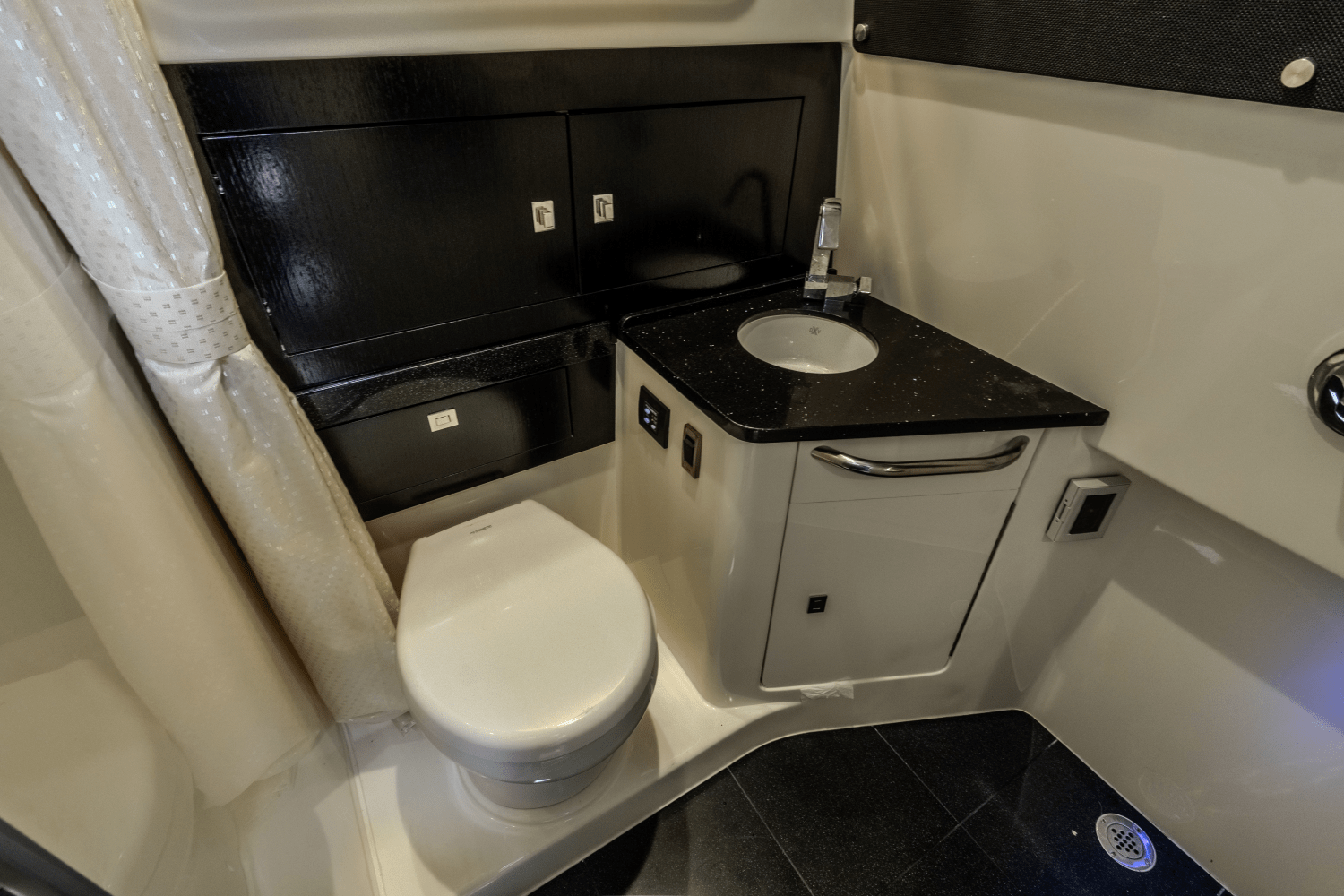 Slide: The Image of Boston Whaler 420 OUTRAGE 2023 - 18