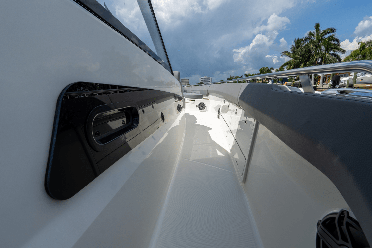 Slide: The Image of Boston Whaler 420 OUTRAGE 2023 - 22