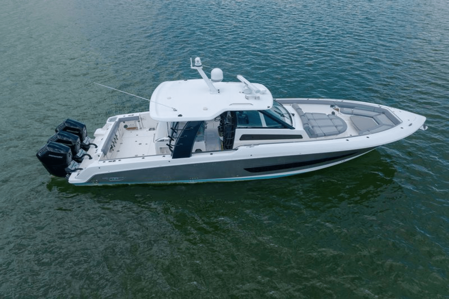 Slide: The Image of Boston Whaler 420 OUTRAGE 2023 - 4