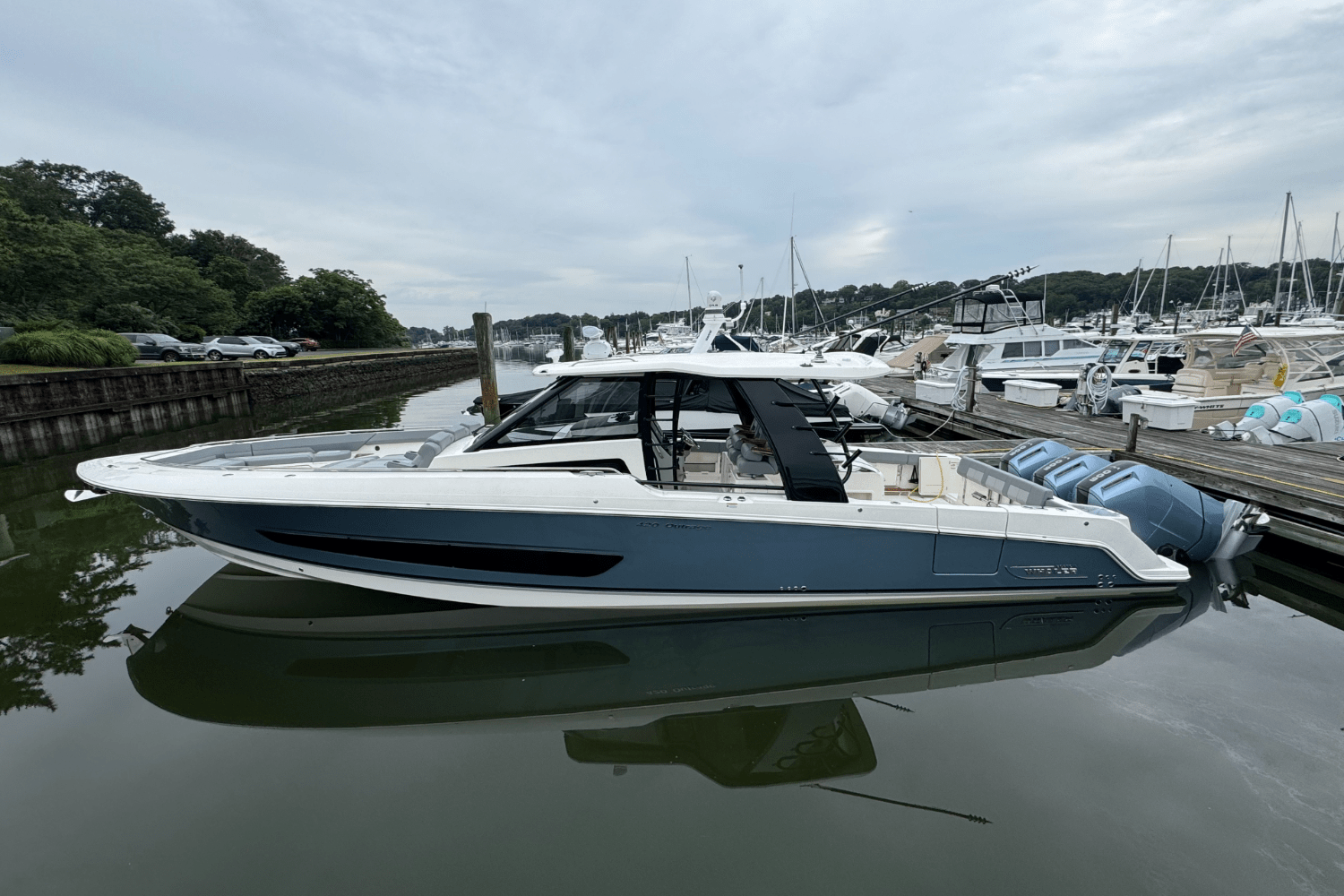 Slide: The Image of Boston Whaler 420 Outrage 2025 - 0