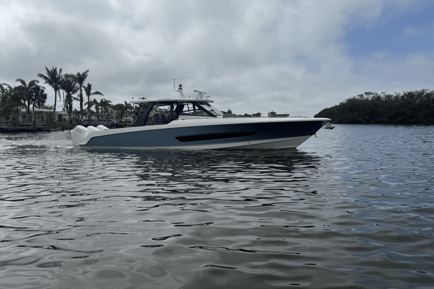Slide: The Image of Boston Whaler 420 Outrage 2025 - 1