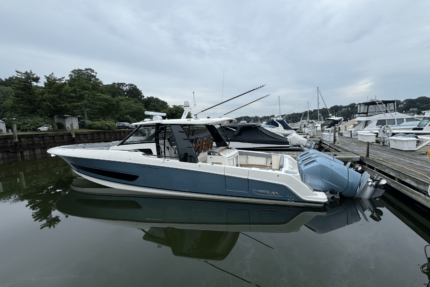 Slide: The Image of Boston Whaler 420 Outrage 2025 - 1
