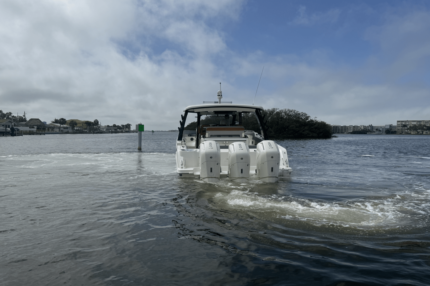 Slide: The Image of Boston Whaler 420 Outrage 2025 - 10