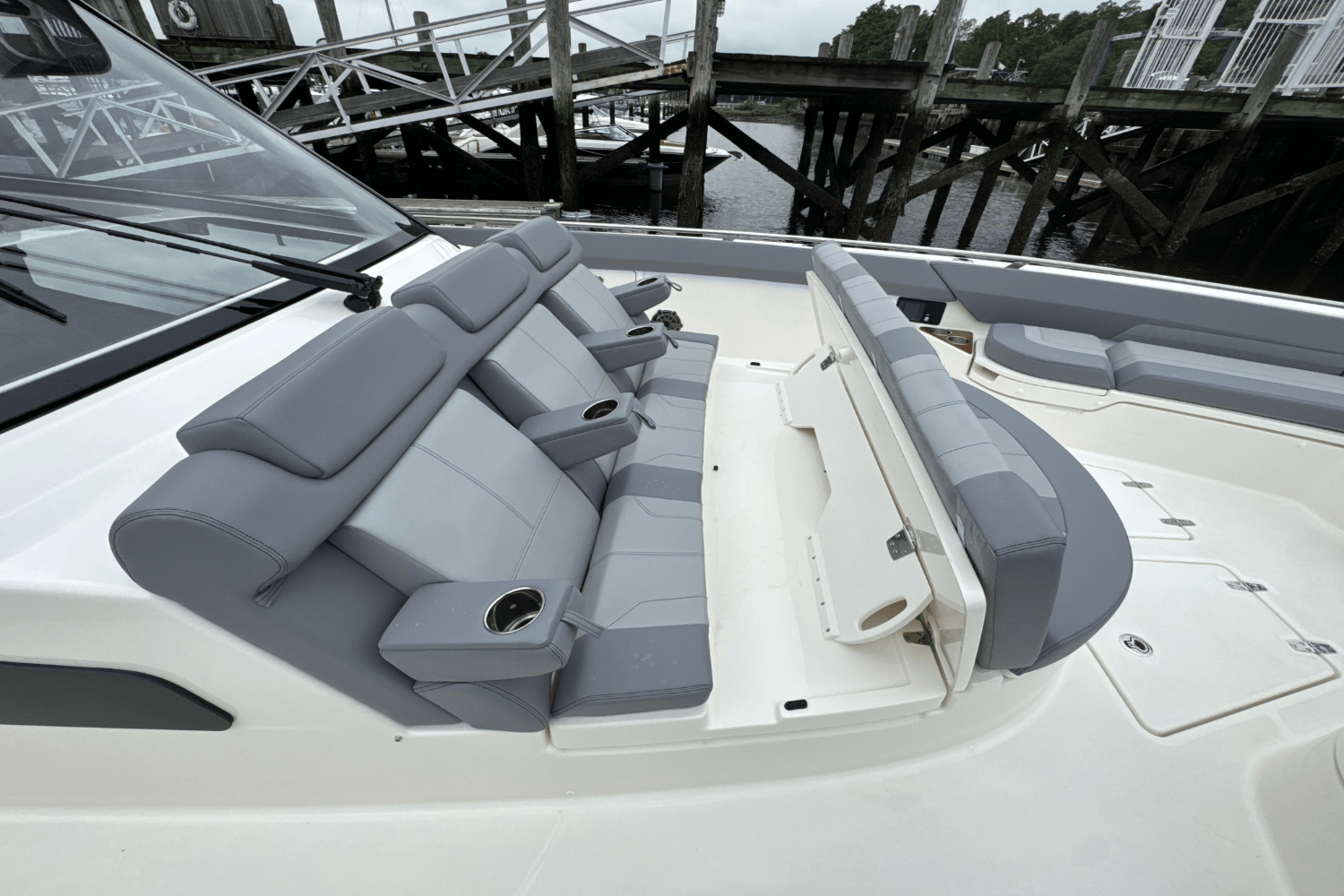Slide: The Image of Boston Whaler 420 Outrage 2025 - 114