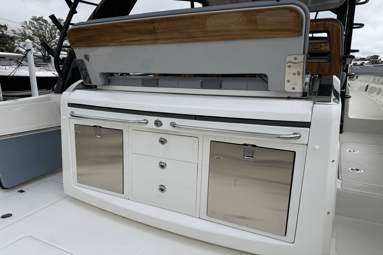 Slide: The Image of Boston Whaler 420 Outrage 2025 - 12