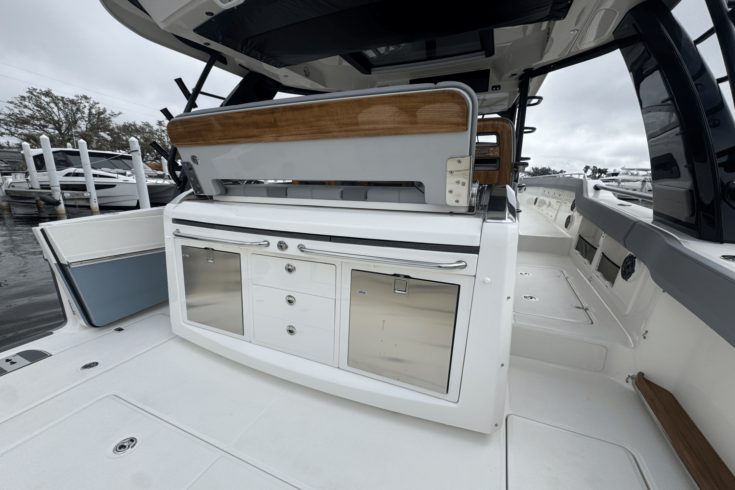 Slide: The Image of Boston Whaler 420 Outrage 2025 - 13