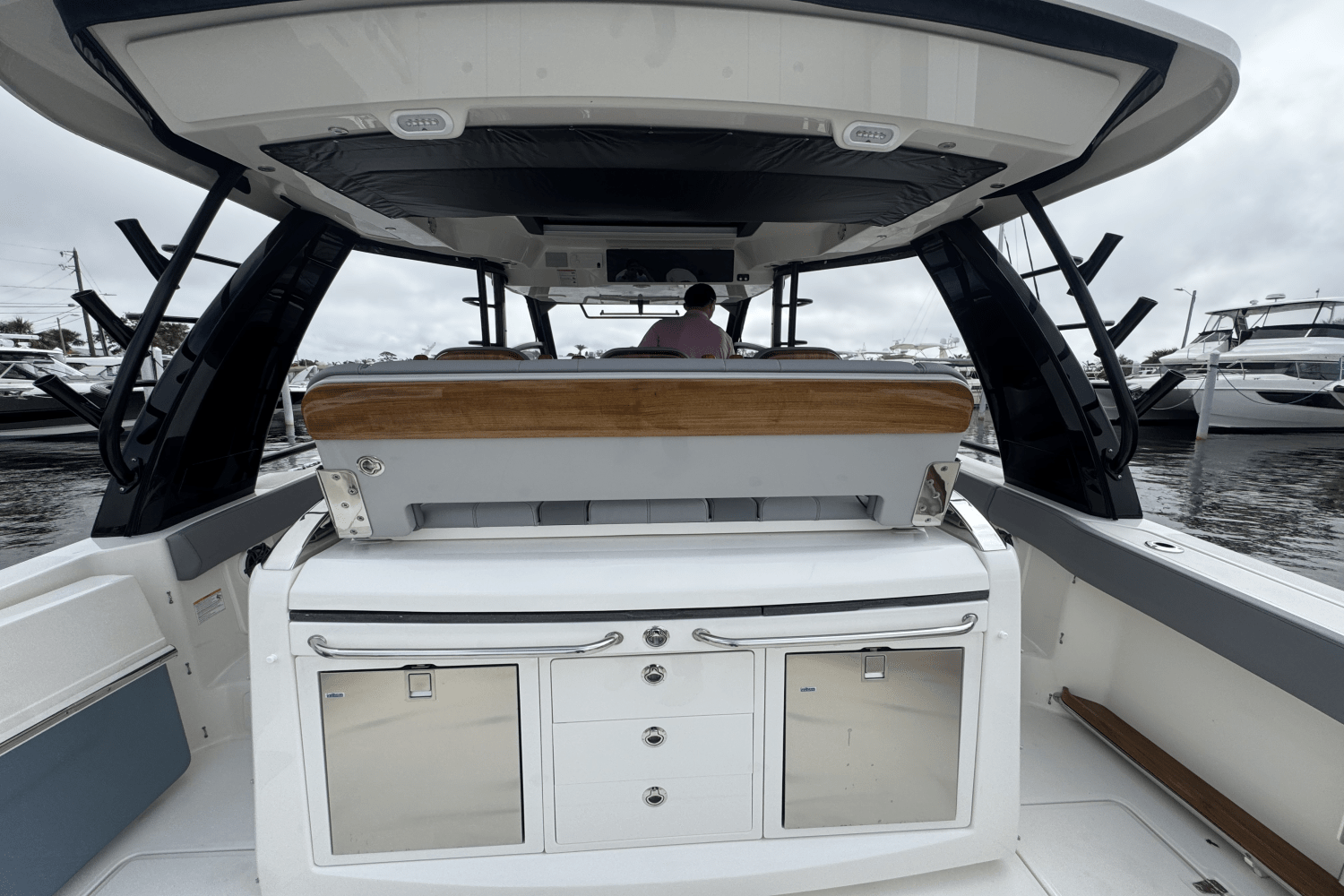 Slide: The Image of Boston Whaler 420 Outrage 2025 - 14