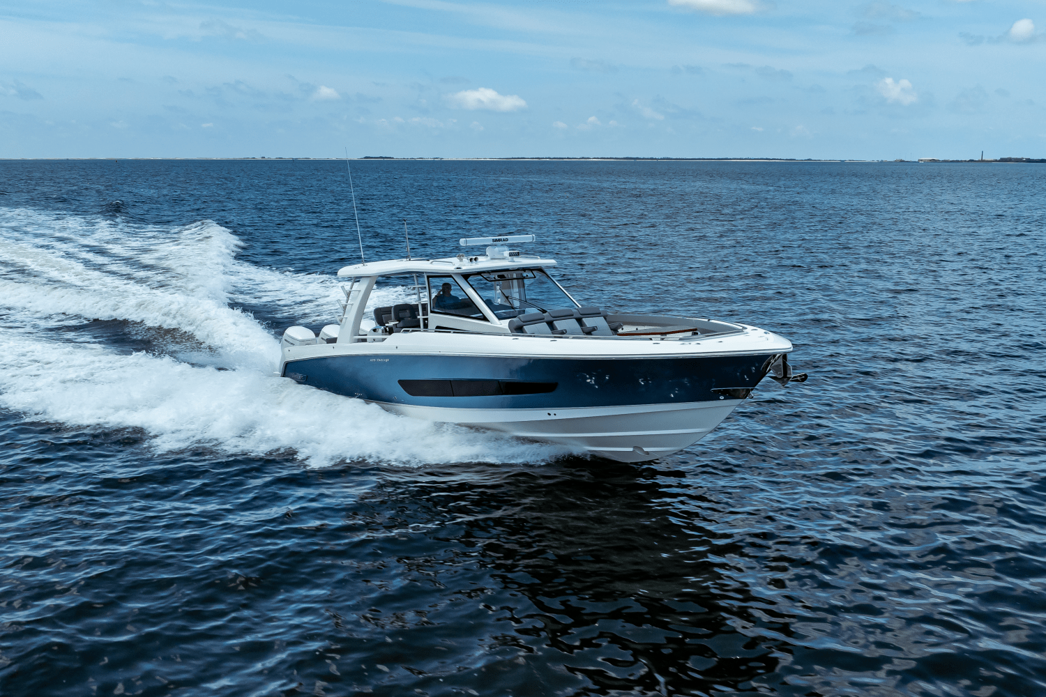 Slide: The Image of Boston Whaler 420 Outrage 2025 - 15