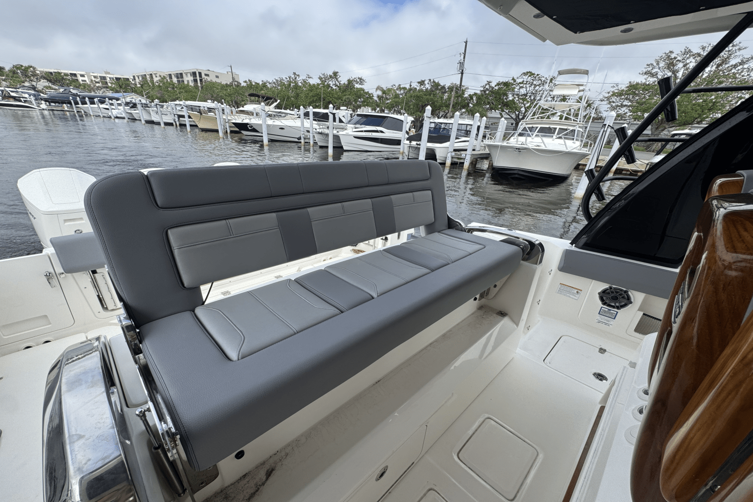 Slide: The Image of Boston Whaler 420 Outrage 2025 - 15