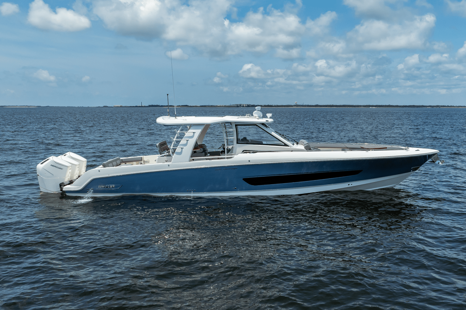Slide: The Image of Boston Whaler 420 Outrage 2025 - 16