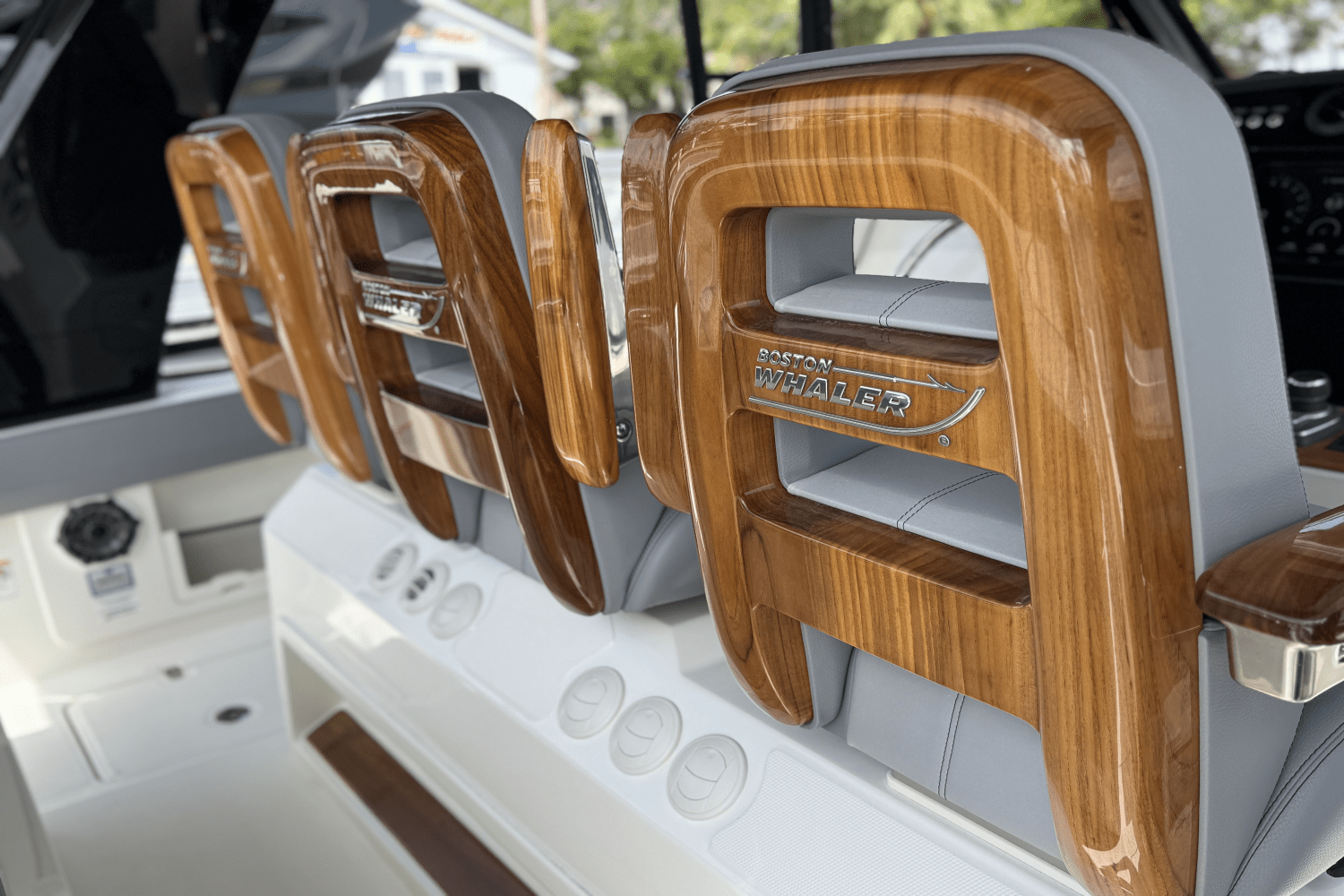 Slide: The Image of Boston Whaler 420 Outrage 2025 - 16