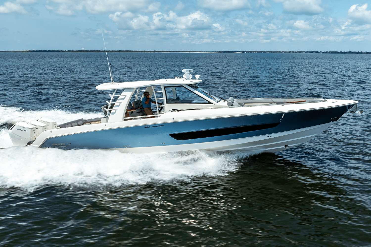 Slide: The Image of Boston Whaler 420 Outrage 2025 - 17