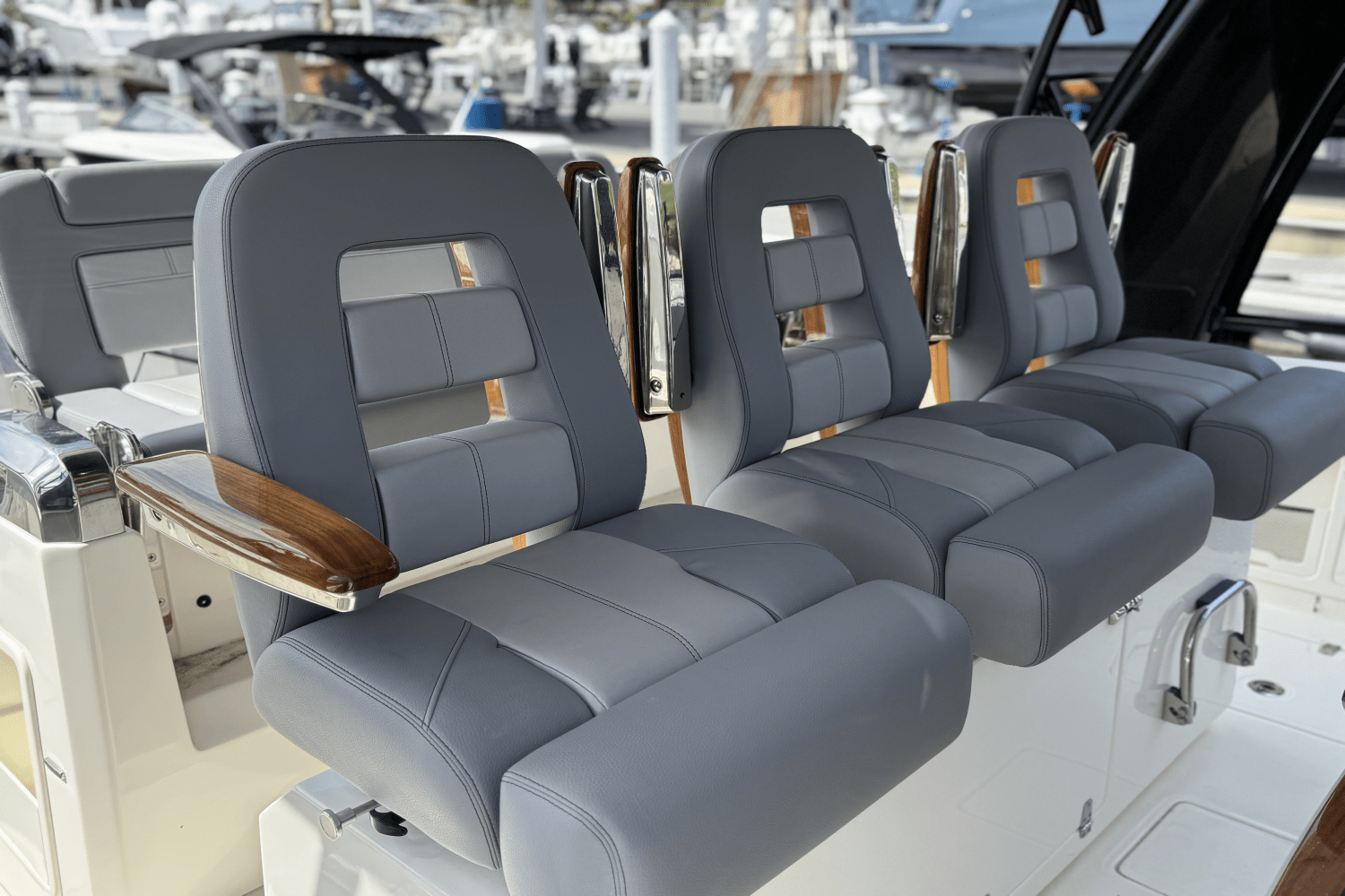 Slide: The Image of Boston Whaler 420 Outrage 2025 - 17
