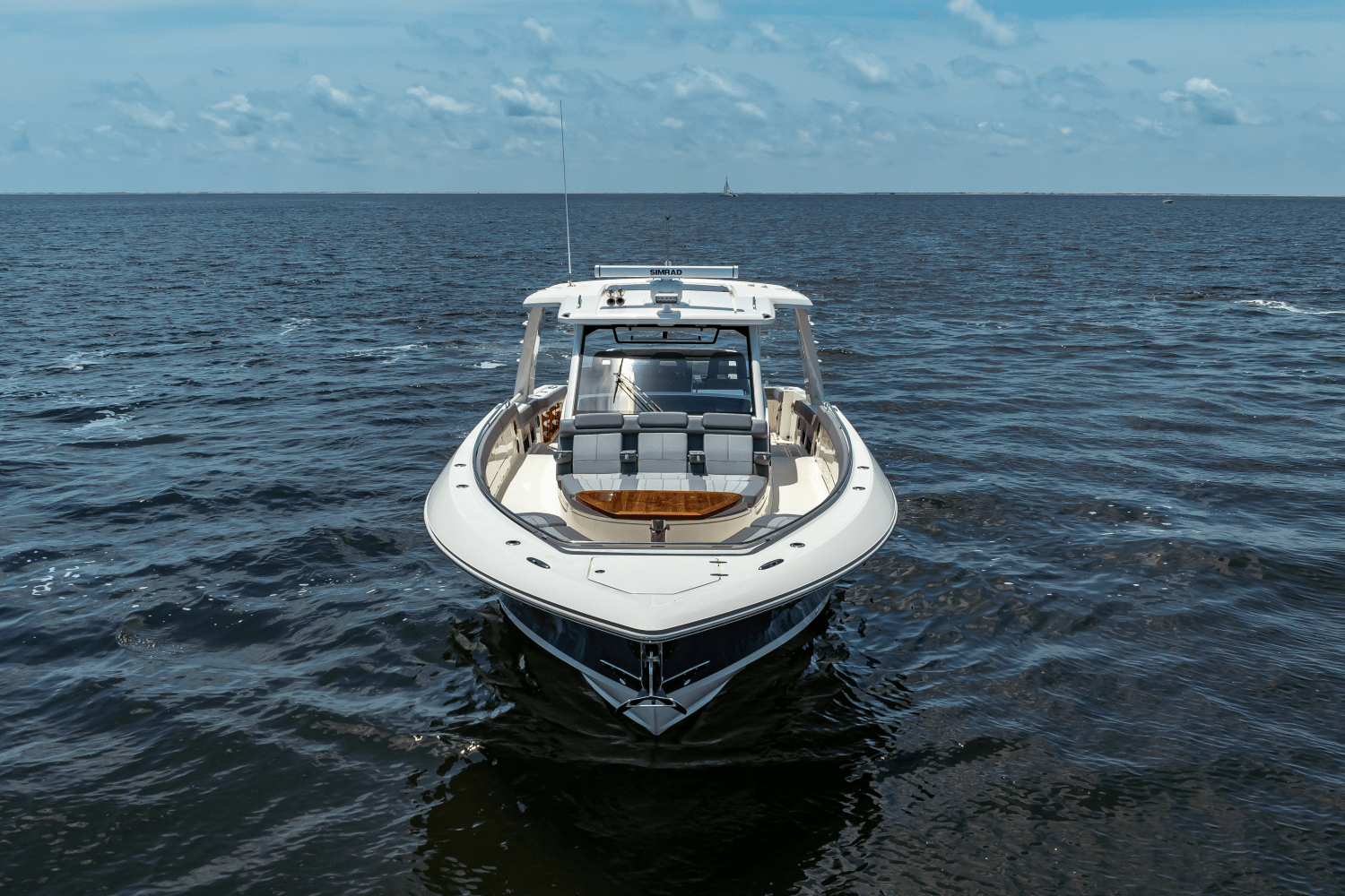 Slide: The Image of Boston Whaler 420 Outrage 2025 - 18