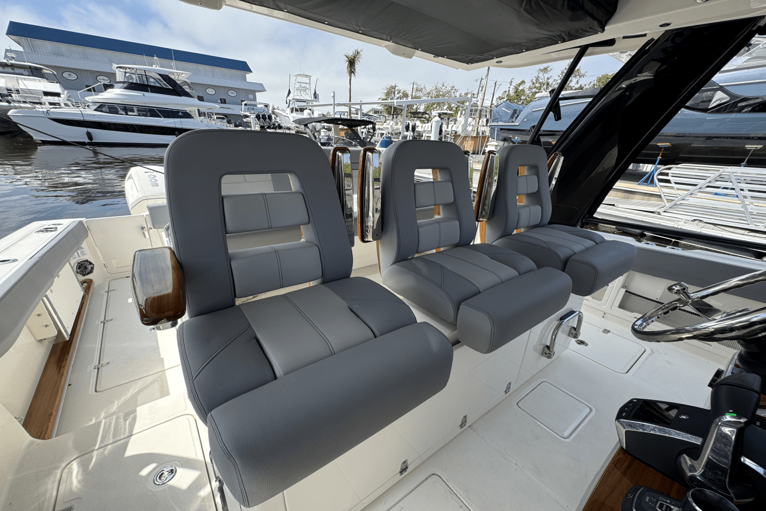 Slide: The Image of Boston Whaler 420 Outrage 2025 - 18