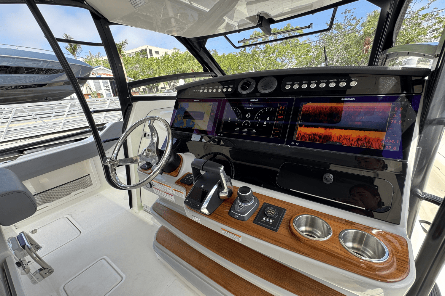 Slide: The Image of Boston Whaler 420 Outrage 2025 - 19