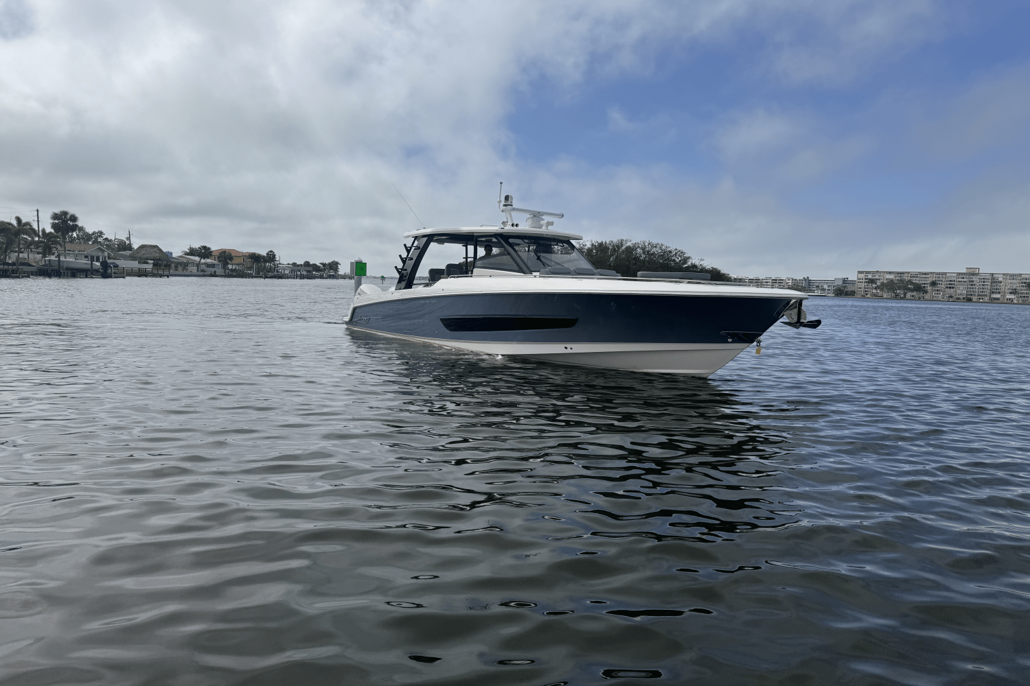 Slide: The Image of Boston Whaler 420 Outrage 2025 - 2