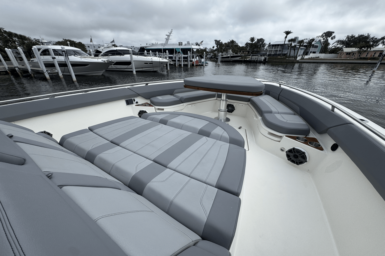 Slide: The Image of Boston Whaler 420 Outrage 2025 - 22