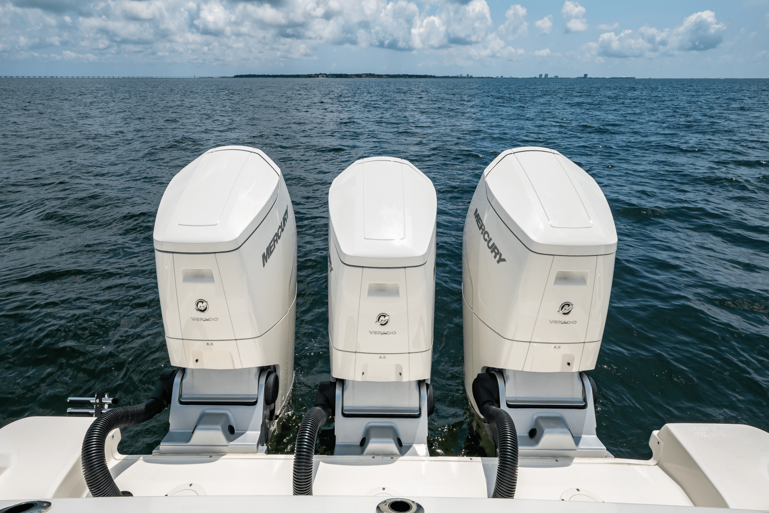 Slide: The Image of Boston Whaler 420 Outrage 2025 - 23