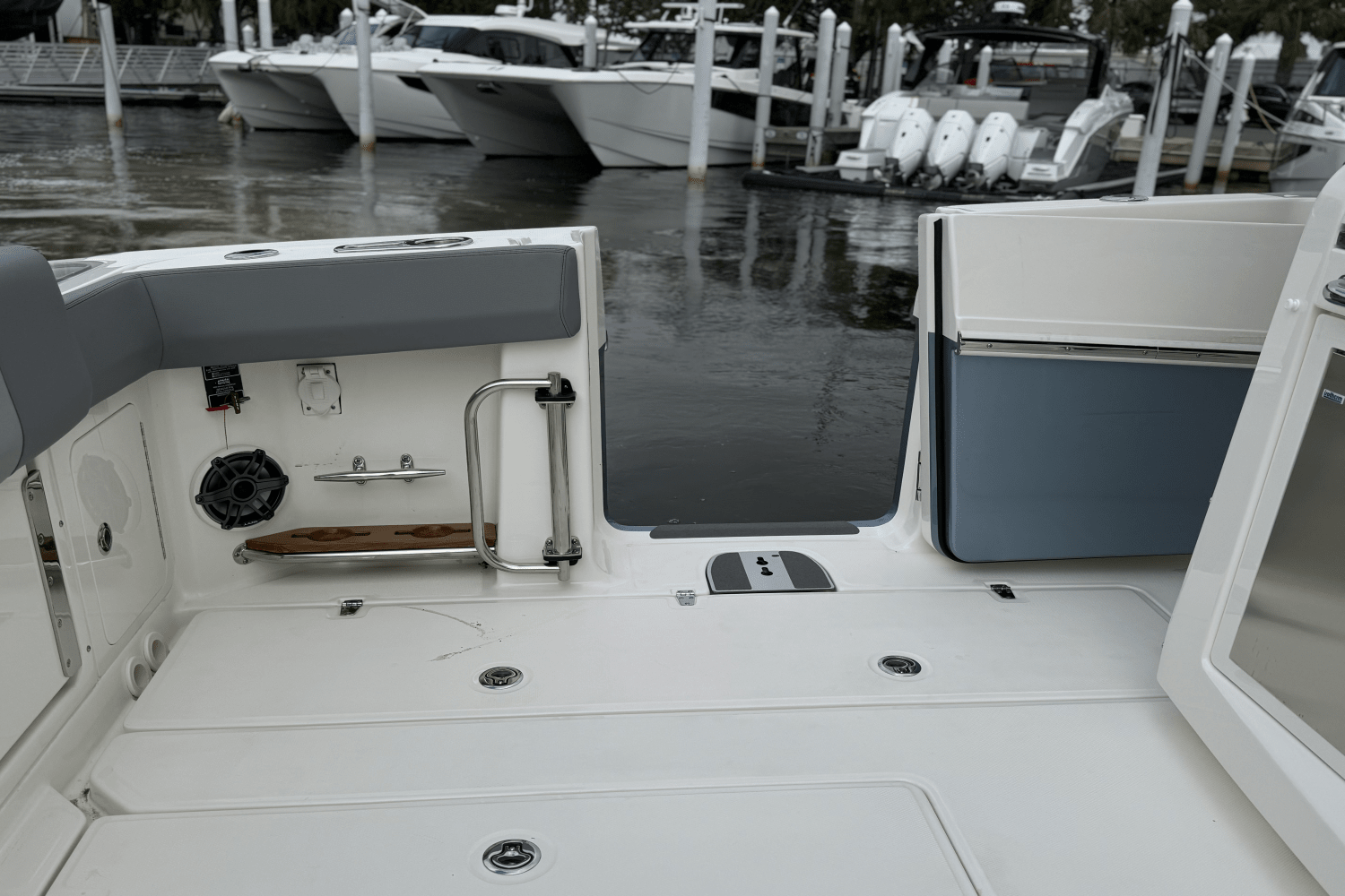 Slide: The Image of Boston Whaler 420 Outrage 2025 - 25