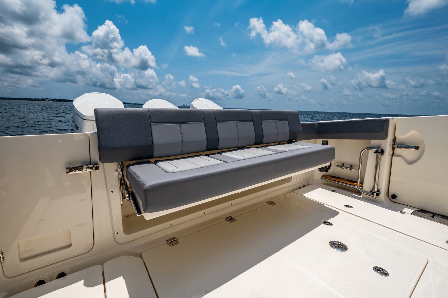 Slide: The Image of Boston Whaler 420 Outrage 2025 - 26