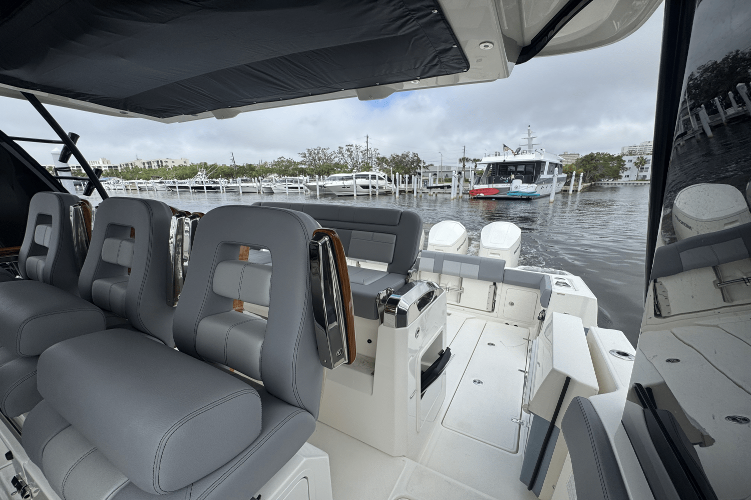 Slide: The Image of Boston Whaler 420 Outrage 2025 - 26
