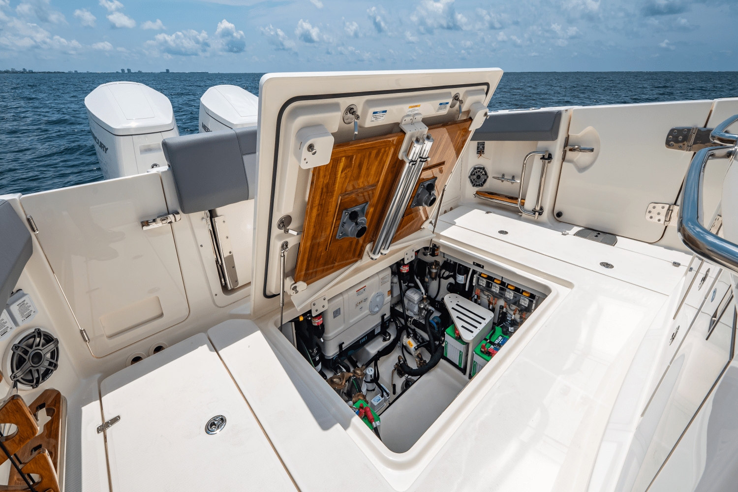 Slide: The Image of Boston Whaler 420 Outrage 2025 - 27