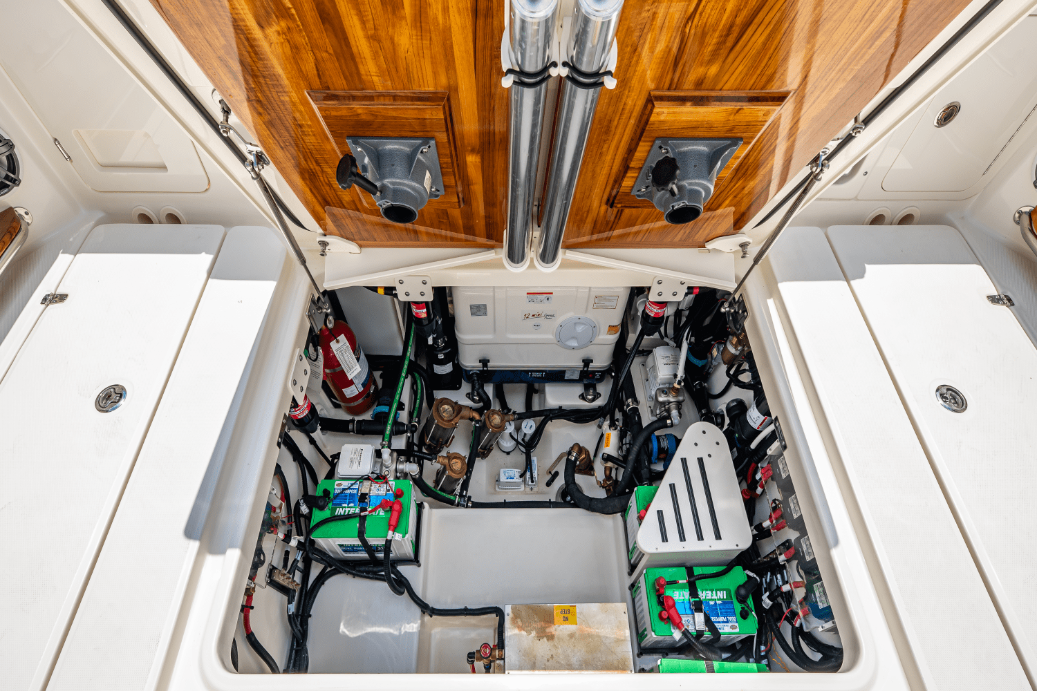 Slide: The Image of Boston Whaler 420 Outrage 2025 - 28