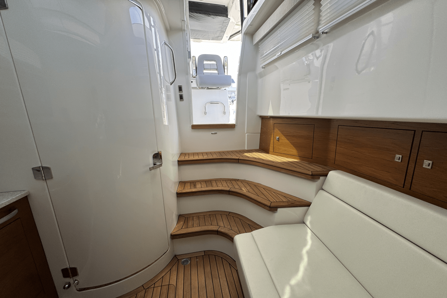 Slide: The Image of Boston Whaler 420 Outrage 2025 - 28