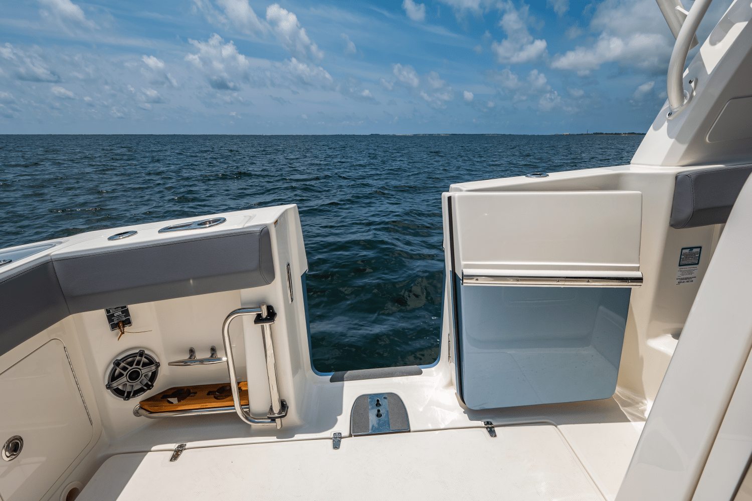 Slide: The Image of Boston Whaler 420 Outrage 2025 - 29