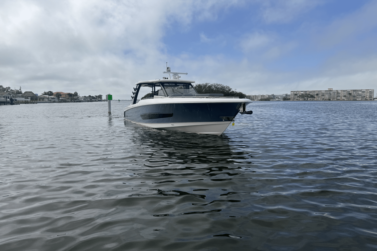 Slide: The Image of Boston Whaler 420 Outrage 2025 - 3