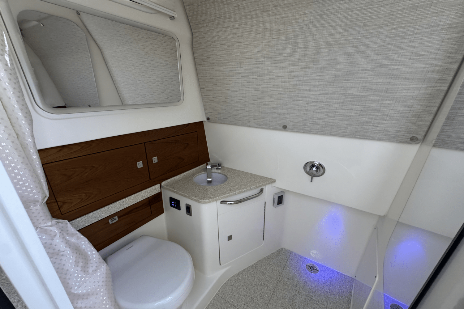 Slide: The Image of Boston Whaler 420 Outrage 2025 - 30