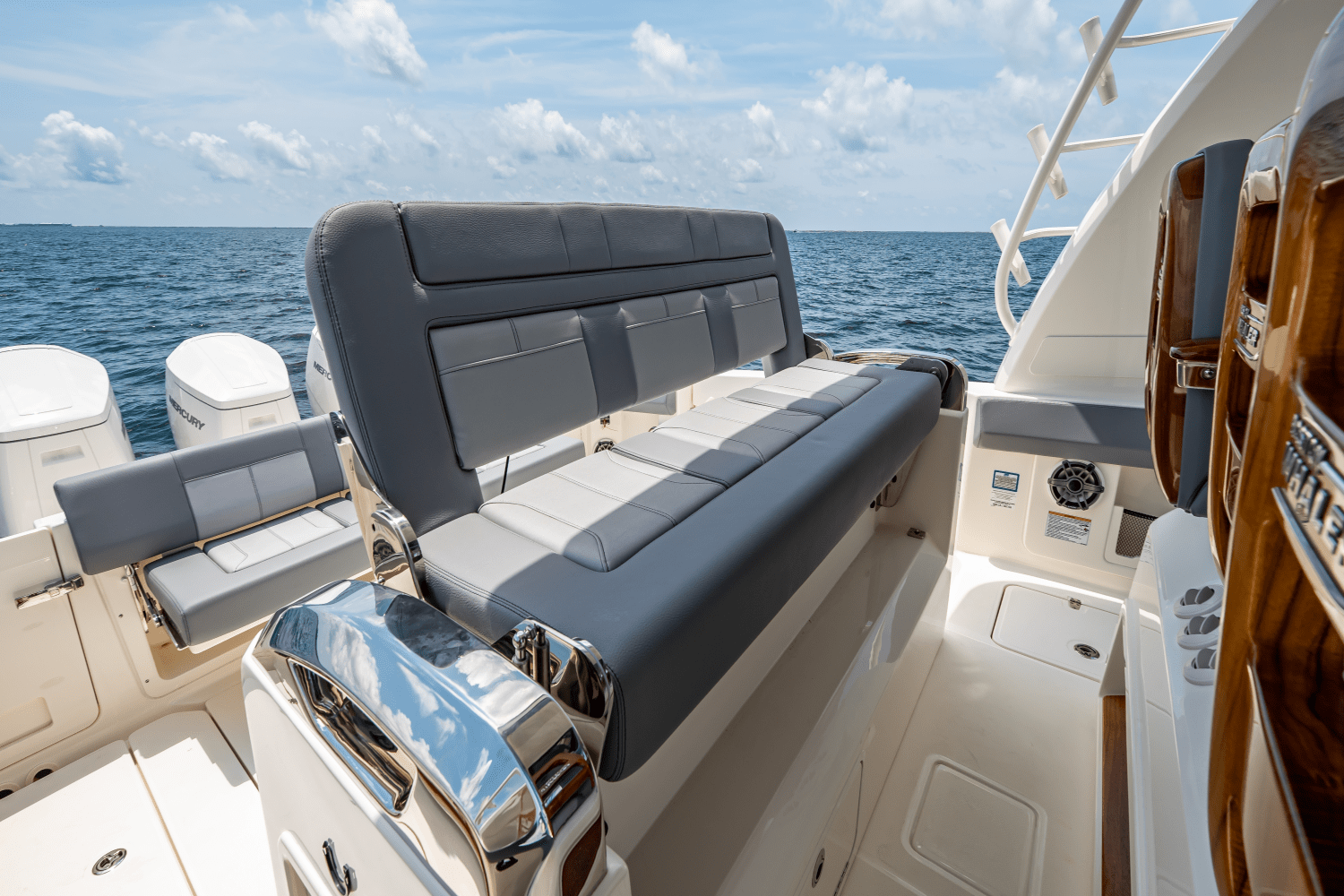 Slide: The Image of Boston Whaler 420 Outrage 2025 - 31