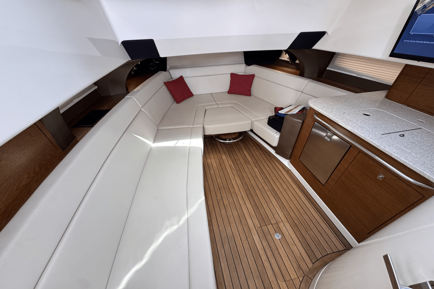 Slide: The Image of Boston Whaler 420 Outrage 2025 - 31