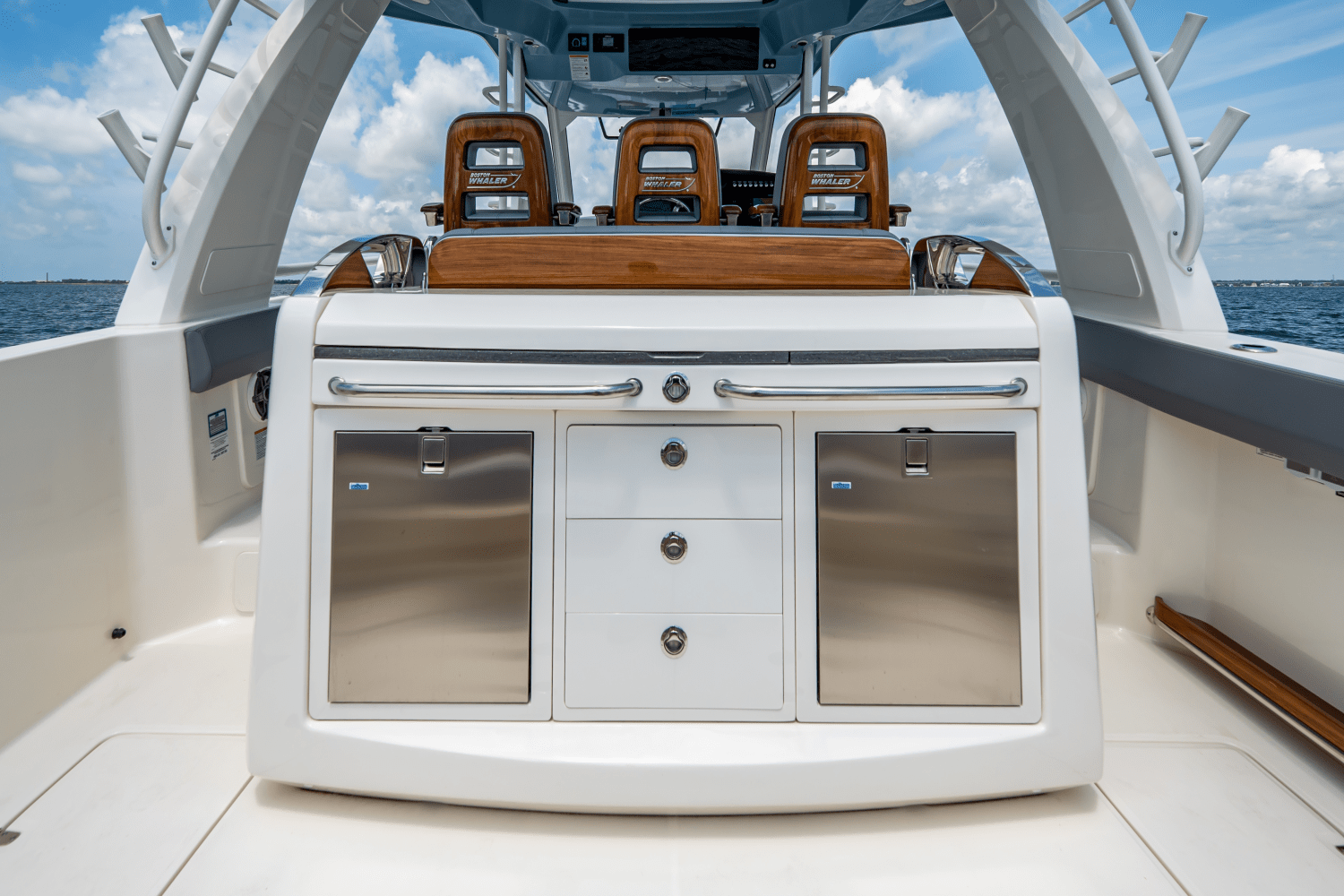 Slide: The Image of Boston Whaler 420 Outrage 2025 - 32