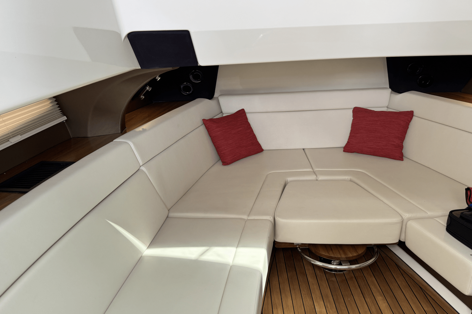 Slide: The Image of Boston Whaler 420 Outrage 2025 - 32