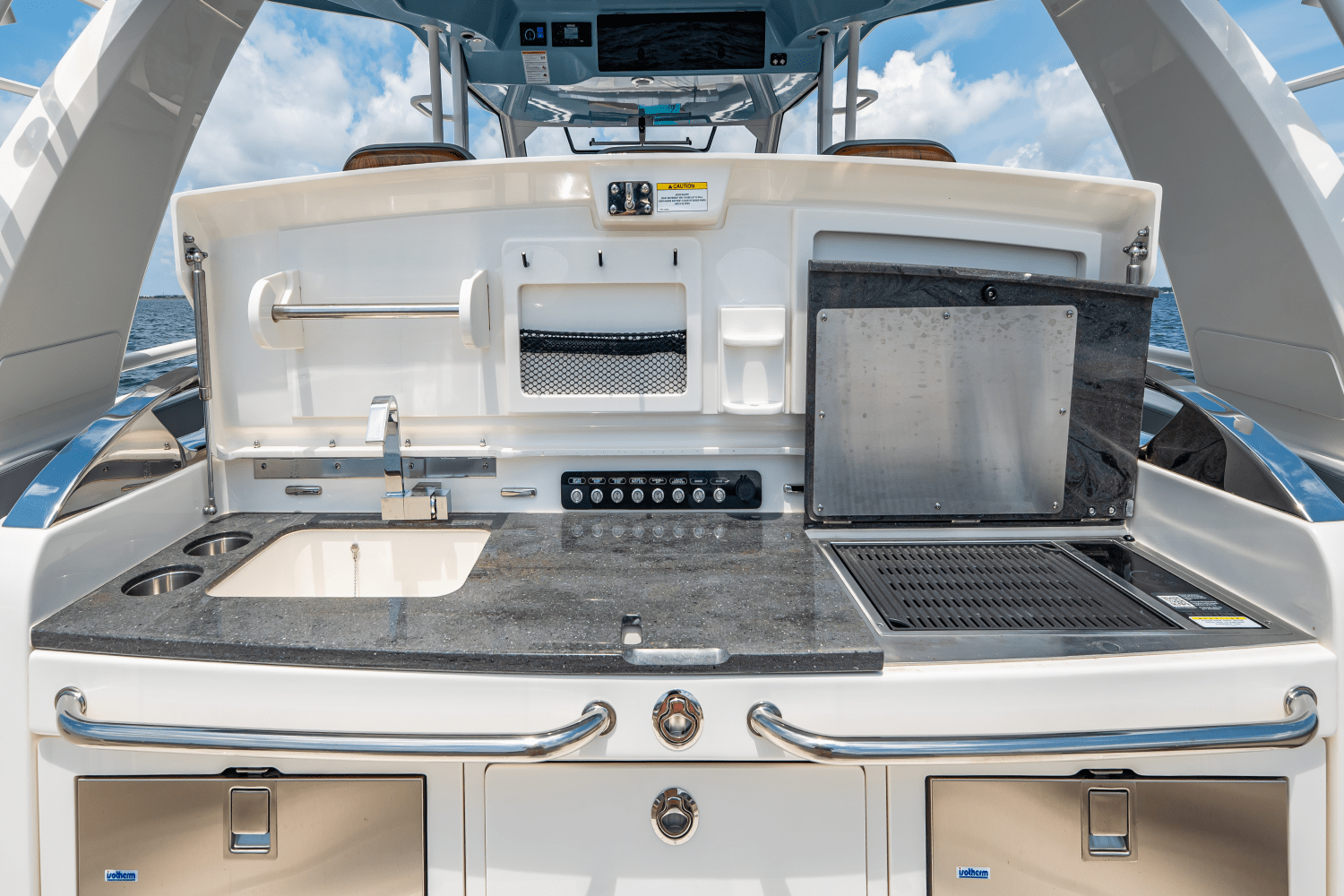 Slide: The Image of Boston Whaler 420 Outrage 2025 - 33