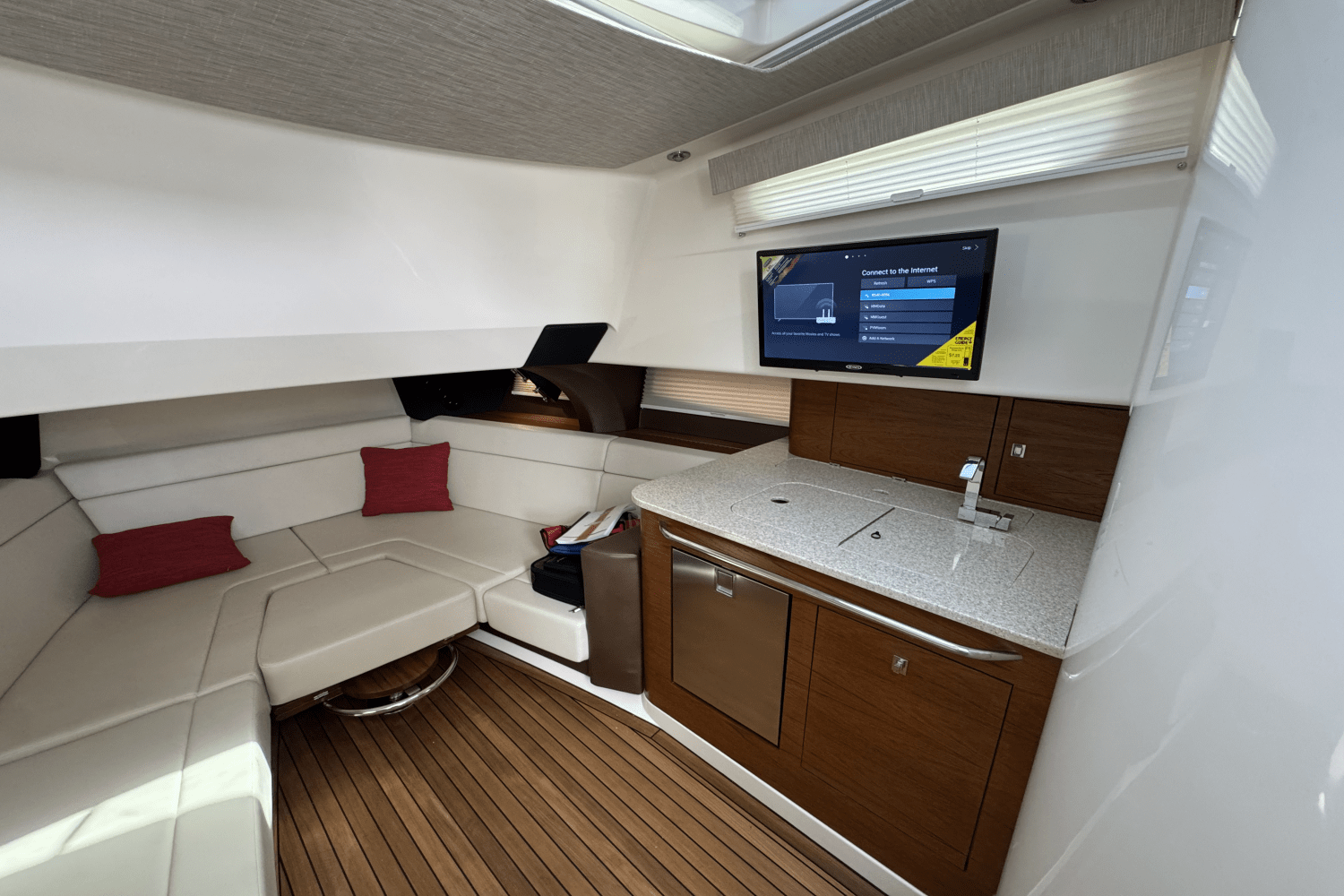 Slide: The Image of Boston Whaler 420 Outrage 2025 - 33