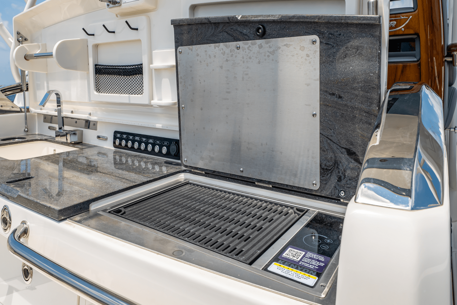 Slide: The Image of Boston Whaler 420 Outrage 2025 - 35
