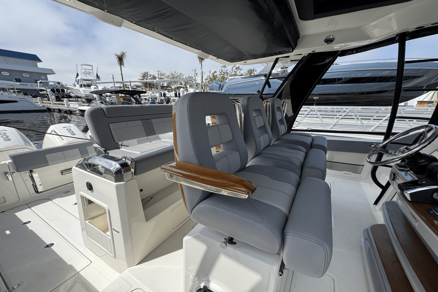 Slide: The Image of Boston Whaler 420 Outrage 2025 - 35