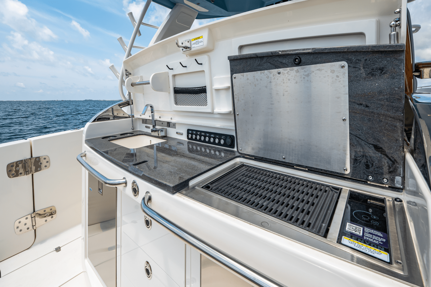 Slide: The Image of Boston Whaler 420 Outrage 2025 - 36