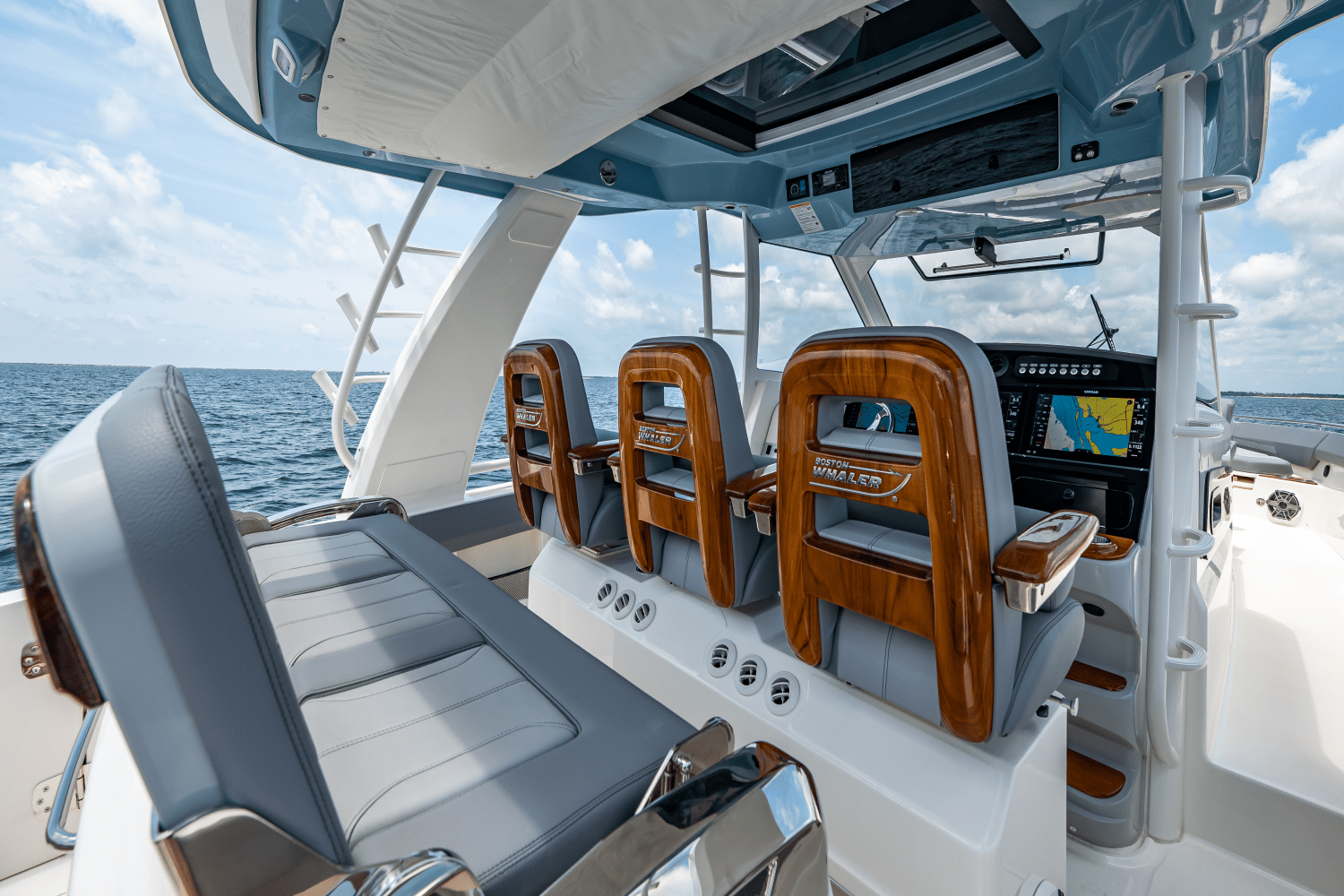 Slide: The Image of Boston Whaler 420 Outrage 2025 - 37