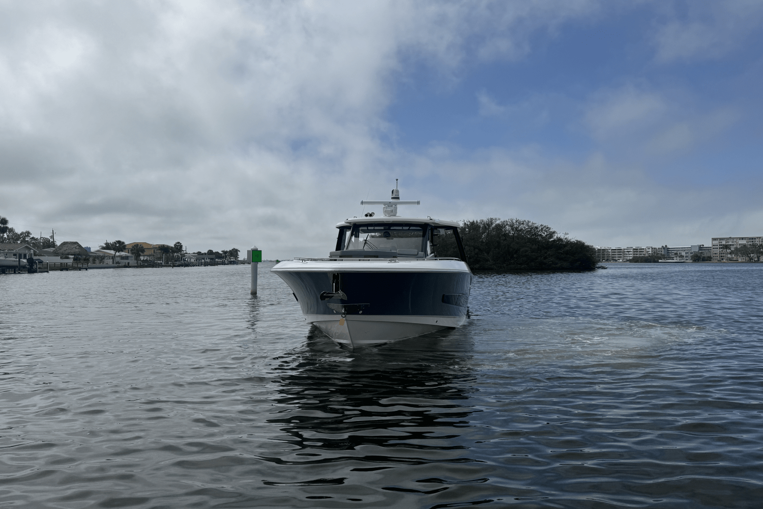 Slide: The Image of Boston Whaler 420 Outrage 2025 - 4