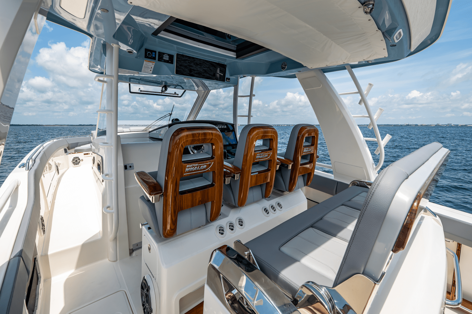 Slide: The Image of Boston Whaler 420 Outrage 2025 - 40