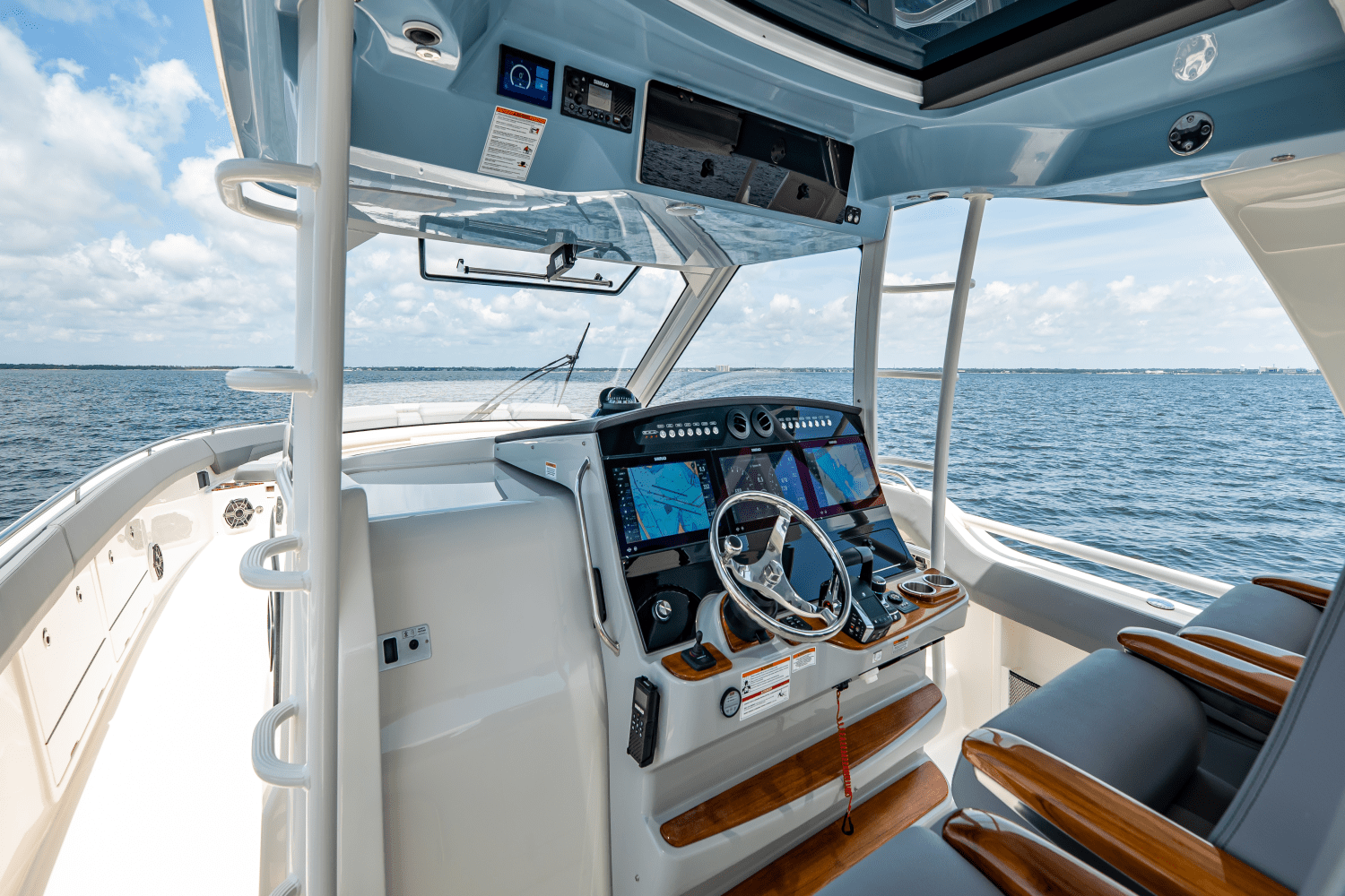 Slide: The Image of Boston Whaler 420 Outrage 2025 - 41